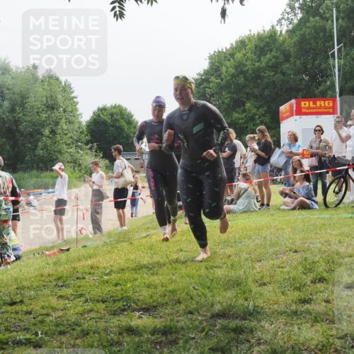 15.06.2025 - 27. Vierlanden-Triathlon KatJ http://msf.ph/oto/8035377 15.06.2025 11:20:06 Schwimmen 806, 889, 930, 932, 964, 976 meine-sportfotos.de