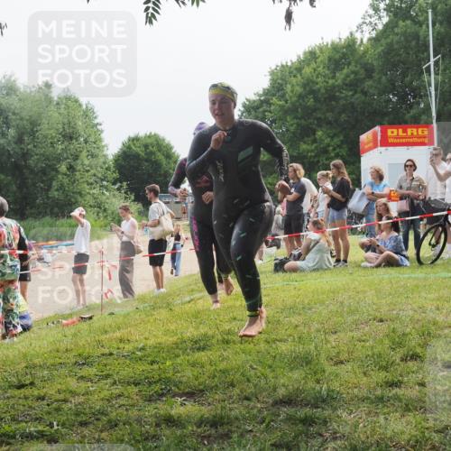 15.06.2025 - 27. Vierlanden-Triathlon KatJ http://msf.ph/oto/8035382 15.06.2025 11:20:06 Schwimmen 806, 889, 930, 932, 964, 976 meine-sportfotos.de