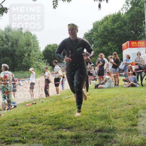 15.06.2025 - 27. Vierlanden-Triathlon KatJ http://msf.ph/oto/8035386 15.06.2025 11:20:06 Schwimmen 806, 889, 930, 932, 964, 976 meine-sportfotos.de