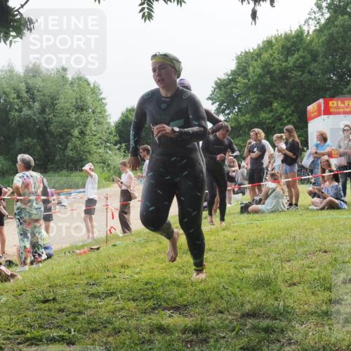 15.06.2025 - 27. Vierlanden-Triathlon KatJ http://msf.ph/oto/8035391 15.06.2025 11:20:07 Schwimmen 806, 889, 930, 932, 964, 976 meine-sportfotos.de