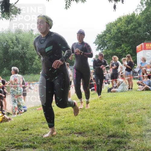 15.06.2025 - 27. Vierlanden-Triathlon KatJ http://msf.ph/oto/8035395 15.06.2025 11:20:07 Schwimmen 806, 889, 930, 932, 964, 976 meine-sportfotos.de