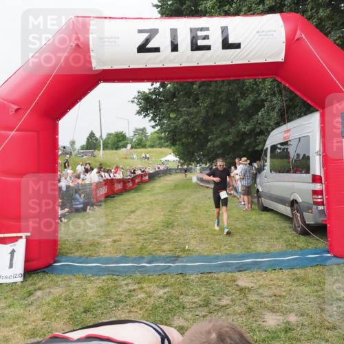 21.06.2025 - 27. Vierlanden-Triathlon MichiJ http://msf.ph/oto/8035396 15.06.2026 12:59:34 Ziel 851, 1024, 1025, 1026, 1027 meine-sportfotos.de