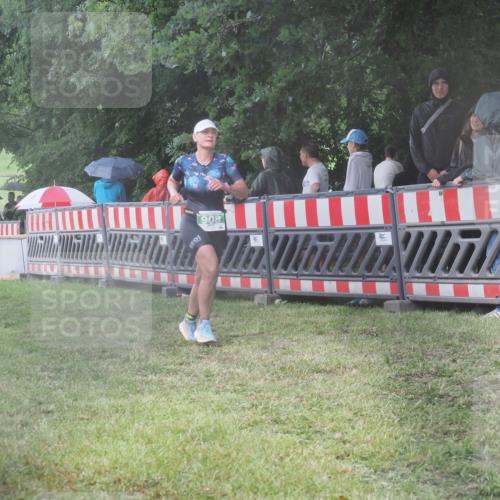 21.06.2025 - 27. Vierlanden-Triathlon KatJ http://msf.ph/oto/8035399 15.06.2025 13:51:25 Ziel 908, 1119 meine-sportfotos.de