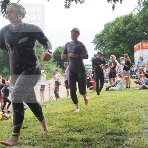 15.06.2025 - 27. Vierlanden-Triathlon KatJ http://msf.ph/oto/8035400 15.06.2025 11:20:07 Schwimmen 806, 889, 930, 932, 964, 976 meine-sportfotos.de