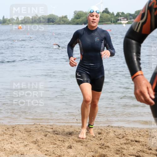 15.06.2025 - 27. Vierlanden-Triathlon Lena Gebhardt http://msf.ph/oto/8035405 15.06.2025 11:22:37 Schwimmen 891, 898, 914 meine-sportfotos.de