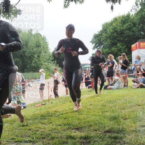 15.06.2025 - 27. Vierlanden-Triathlon KatJ http://msf.ph/oto/8035407 15.06.2025 11:20:07 Schwimmen 806, 889, 930, 932, 964, 976 meine-sportfotos.de