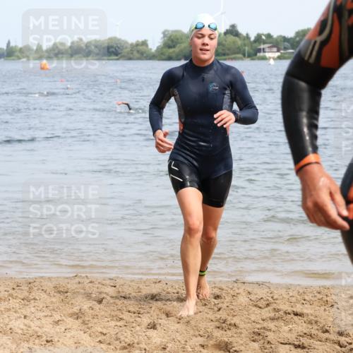 15.06.2025 - 27. Vierlanden-Triathlon Lena Gebhardt http://msf.ph/oto/8035409 15.06.2025 11:22:37 Schwimmen 891, 898, 914 meine-sportfotos.de