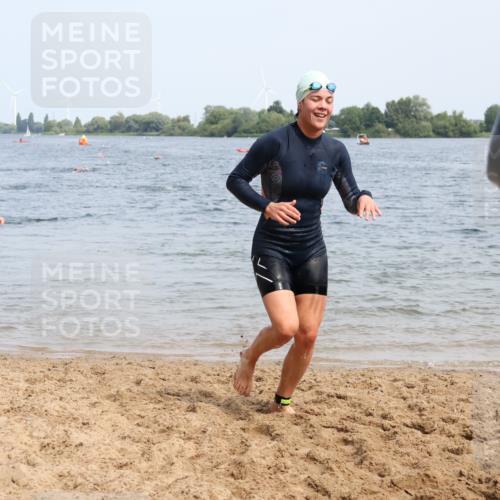 15.06.2025 - 27. Vierlanden-Triathlon Lena Gebhardt http://msf.ph/oto/8035412 15.06.2025 11:22:38 Schwimmen 891, 898, 914 meine-sportfotos.de