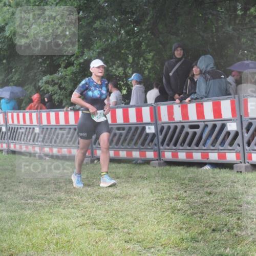 21.06.2025 - 27. Vierlanden-Triathlon KatJ http://msf.ph/oto/8035413 15.06.2025 13:51:25 Ziel 908, 1119 meine-sportfotos.de
