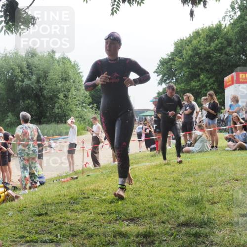 15.06.2025 - 27. Vierlanden-Triathlon KatJ http://msf.ph/oto/8035415 15.06.2025 11:20:07 Schwimmen 806, 889, 930, 932, 964, 976 meine-sportfotos.de