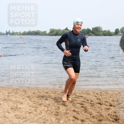 15.06.2025 - 27. Vierlanden-Triathlon Lena Gebhardt http://msf.ph/oto/8035416 15.06.2025 11:22:38 Schwimmen 891, 898, 914 meine-sportfotos.de