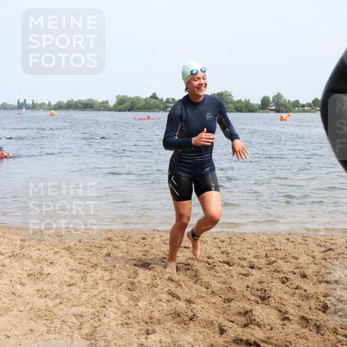 15.06.2025 - 27. Vierlanden-Triathlon Lena Gebhardt http://msf.ph/oto/8035419 15.06.2025 11:22:38 Schwimmen 891, 898, 914 meine-sportfotos.de