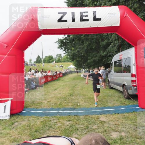 21.06.2025 - 27. Vierlanden-Triathlon MichiJ http://msf.ph/oto/8035420 15.06.2026 12:59:34 Ziel 851, 1024, 1025, 1026, 1027 meine-sportfotos.de
