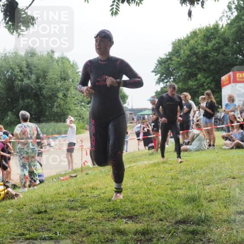 15.06.2025 - 27. Vierlanden-Triathlon KatJ http://msf.ph/oto/8035421 15.06.2025 11:20:07 Schwimmen 806, 889, 930, 932, 964, 976 meine-sportfotos.de