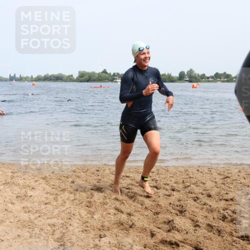 15.06.2025 - 27. Vierlanden-Triathlon Lena Gebhardt http://msf.ph/oto/8035424 15.06.2025 11:22:38 Schwimmen 891, 898, 914 meine-sportfotos.de