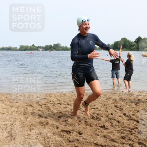 15.06.2025 - 27. Vierlanden-Triathlon Lena Gebhardt http://msf.ph/oto/8035429 15.06.2025 11:22:39 Schwimmen 891, 898, 914 meine-sportfotos.de