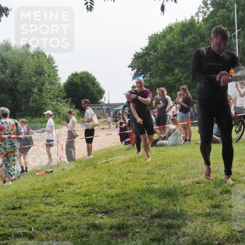 15.06.2025 - 27. Vierlanden-Triathlon KatJ http://msf.ph/oto/8035431 15.06.2025 11:20:10 Schwimmen 806, 889, 930, 932, 940, 964, 976 meine-sportfotos.de