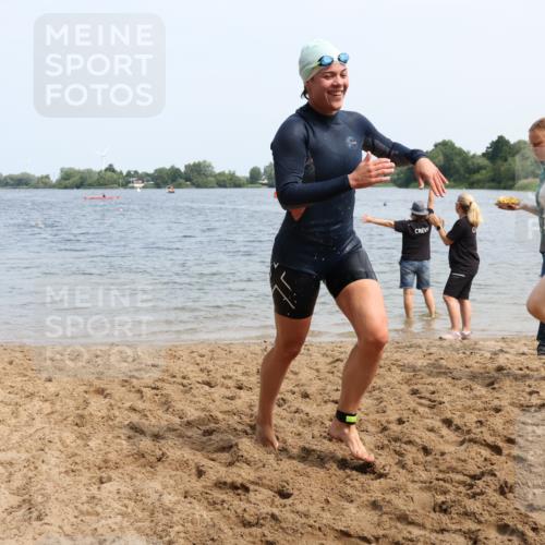 15.06.2025 - 27. Vierlanden-Triathlon Lena Gebhardt http://msf.ph/oto/8035433 15.06.2025 11:22:39 Schwimmen 891, 898, 914 meine-sportfotos.de