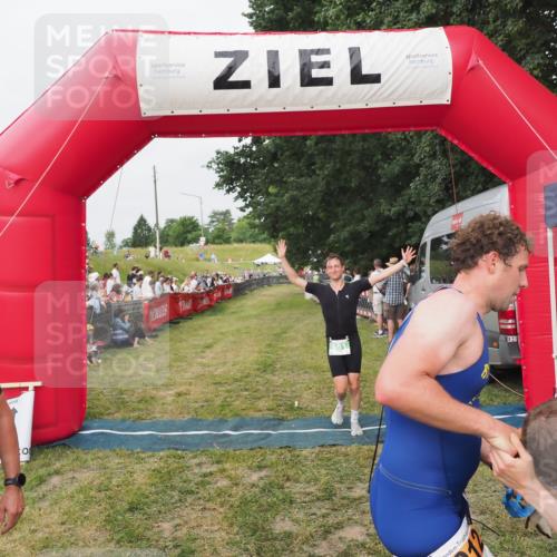 21.06.2025 - 27. Vierlanden-Triathlon MichiJ http://msf.ph/oto/8035435 15.06.2026 13:00:08 Ziel 661 meine-sportfotos.de