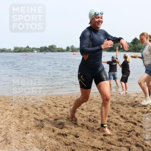 15.06.2025 - 27. Vierlanden-Triathlon Lena Gebhardt http://msf.ph/oto/8035437 15.06.2025 11:22:39 Schwimmen 891, 898, 914 meine-sportfotos.de