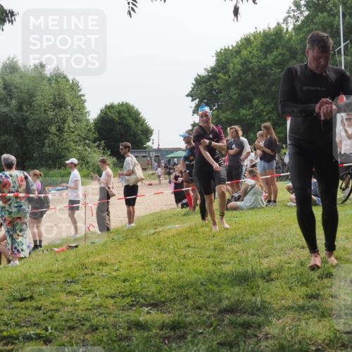 15.06.2025 - 27. Vierlanden-Triathlon KatJ http://msf.ph/oto/8035439 15.06.2025 11:20:11 Schwimmen 806, 889, 930, 932, 940, 964, 976 meine-sportfotos.de