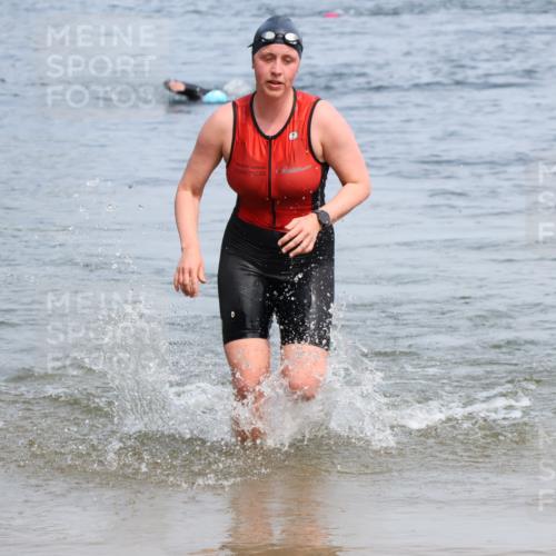 15.06.2025 - 27. Vierlanden-Triathlon Lena Gebhardt http://msf.ph/oto/8035442 15.06.2025 11:22:49 Schwimmen 894 meine-sportfotos.de