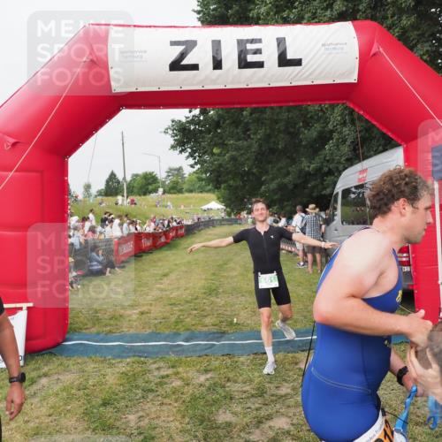 21.06.2025 - 27. Vierlanden-Triathlon MichiJ http://msf.ph/oto/8035443 15.06.2026 13:00:08 Ziel 661 meine-sportfotos.de