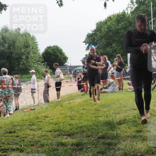 15.06.2025 - 27. Vierlanden-Triathlon KatJ http://msf.ph/oto/8035446 15.06.2025 11:20:11 Schwimmen 806, 889, 930, 932, 940, 964, 976 meine-sportfotos.de