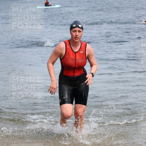 15.06.2025 - 27. Vierlanden-Triathlon Lena Gebhardt http://msf.ph/oto/8035447 15.06.2025 11:22:50 Schwimmen 894 meine-sportfotos.de