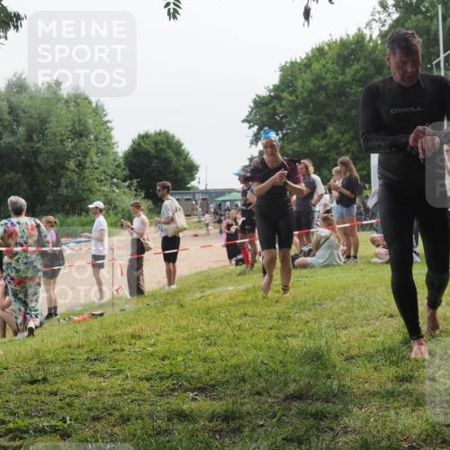 15.06.2025 - 27. Vierlanden-Triathlon KatJ http://msf.ph/oto/8035451 15.06.2025 11:20:11 Schwimmen 806, 889, 930, 932, 940, 964, 976 meine-sportfotos.de