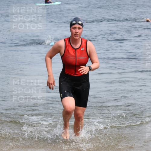 15.06.2025 - 27. Vierlanden-Triathlon Lena Gebhardt http://msf.ph/oto/8035452 15.06.2025 11:22:50 Schwimmen 894 meine-sportfotos.de