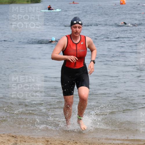 15.06.2025 - 27. Vierlanden-Triathlon Lena Gebhardt http://msf.ph/oto/8035455 15.06.2025 11:22:50 Schwimmen 894 meine-sportfotos.de