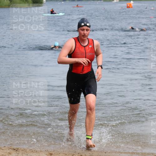 15.06.2025 - 27. Vierlanden-Triathlon Lena Gebhardt http://msf.ph/oto/8035457 15.06.2025 11:22:50 Schwimmen 894 meine-sportfotos.de