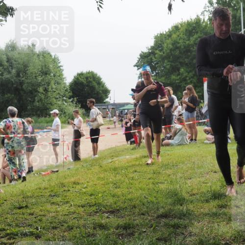 15.06.2025 - 27. Vierlanden-Triathlon KatJ http://msf.ph/oto/8035460 15.06.2025 11:20:11 Schwimmen 806, 889, 930, 932, 940, 964, 976 meine-sportfotos.de