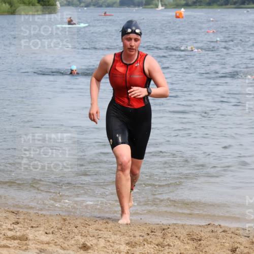 15.06.2025 - 27. Vierlanden-Triathlon Lena Gebhardt http://msf.ph/oto/8035462 15.06.2025 11:22:51 Schwimmen 894 meine-sportfotos.de