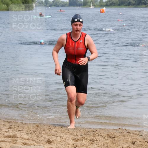 15.06.2025 - 27. Vierlanden-Triathlon Lena Gebhardt http://msf.ph/oto/8035464 15.06.2025 11:22:51 Schwimmen 894 meine-sportfotos.de
