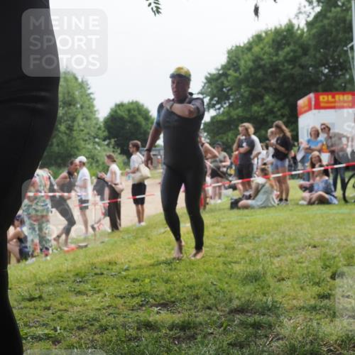 15.06.2025 - 27. Vierlanden-Triathlon KatJ http://msf.ph/oto/8035466 15.06.2025 11:20:13 Schwimmen 806, 889, 930, 932, 940, 976 meine-sportfotos.de