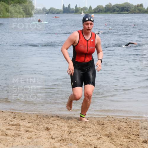 15.06.2025 - 27. Vierlanden-Triathlon Lena Gebhardt http://msf.ph/oto/8035469 15.06.2025 11:22:51 Schwimmen 894 meine-sportfotos.de