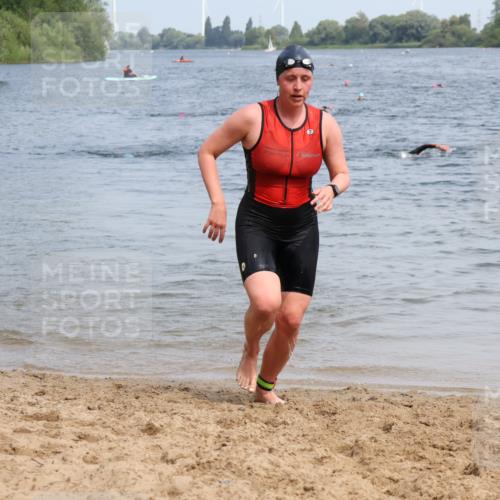 15.06.2025 - 27. Vierlanden-Triathlon Lena Gebhardt http://msf.ph/oto/8035471 15.06.2025 11:22:51 Schwimmen 894 meine-sportfotos.de
