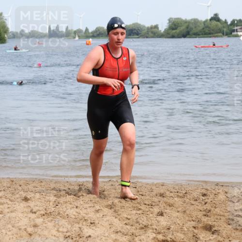 15.06.2025 - 27. Vierlanden-Triathlon Lena Gebhardt http://msf.ph/oto/8035476 15.06.2025 11:22:52 Schwimmen 894 meine-sportfotos.de