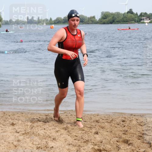 15.06.2025 - 27. Vierlanden-Triathlon Lena Gebhardt http://msf.ph/oto/8035478 15.06.2025 11:22:52 Schwimmen 894 meine-sportfotos.de