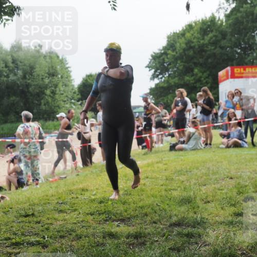 15.06.2025 - 27. Vierlanden-Triathlon KatJ http://msf.ph/oto/8035480 15.06.2025 11:20:13 Schwimmen 806, 889, 930, 932, 940, 976 meine-sportfotos.de