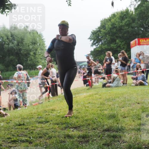 15.06.2025 - 27. Vierlanden-Triathlon KatJ http://msf.ph/oto/8035485 15.06.2025 11:20:13 Schwimmen 806, 889, 930, 932, 940, 976 meine-sportfotos.de