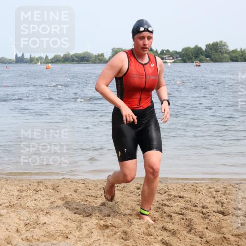 15.06.2025 - 27. Vierlanden-Triathlon Lena Gebhardt http://msf.ph/oto/8035486 15.06.2025 11:22:53 Schwimmen 894 meine-sportfotos.de