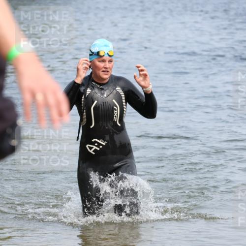 15.06.2025 - 27. Vierlanden-Triathlon Lena Gebhardt http://msf.ph/oto/8035489 15.06.2025 11:23:12 Schwimmen 980 meine-sportfotos.de