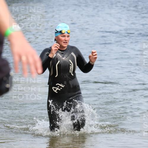 15.06.2025 - 27. Vierlanden-Triathlon Lena Gebhardt http://msf.ph/oto/8035491 15.06.2025 11:23:13 Schwimmen 980 meine-sportfotos.de