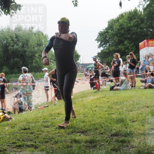 15.06.2025 - 27. Vierlanden-Triathlon KatJ http://msf.ph/oto/8035493 15.06.2025 11:20:13 Schwimmen 806, 889, 930, 932, 940, 976 meine-sportfotos.de