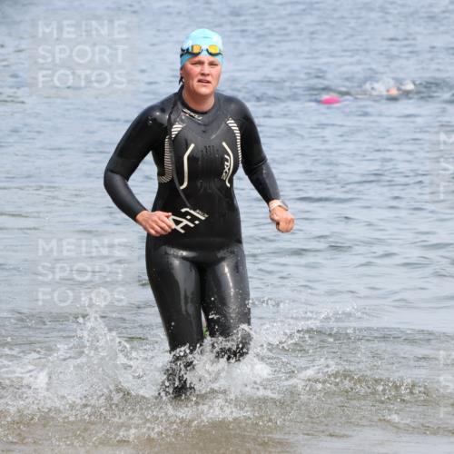 15.06.2025 - 27. Vierlanden-Triathlon Lena Gebhardt http://msf.ph/oto/8035496 15.06.2025 11:23:14 Schwimmen 980 meine-sportfotos.de