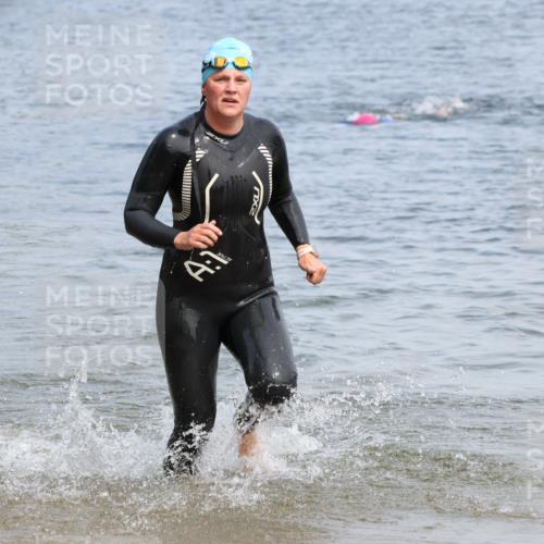 15.06.2025 - 27. Vierlanden-Triathlon Lena Gebhardt http://msf.ph/oto/8035498 15.06.2025 11:23:14 Schwimmen 980 meine-sportfotos.de