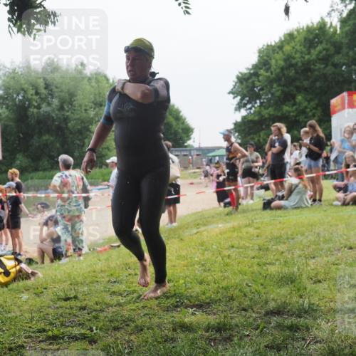 15.06.2025 - 27. Vierlanden-Triathlon KatJ http://msf.ph/oto/8035500 15.06.2025 11:20:14 Schwimmen 806, 889, 930, 932, 940, 976 meine-sportfotos.de